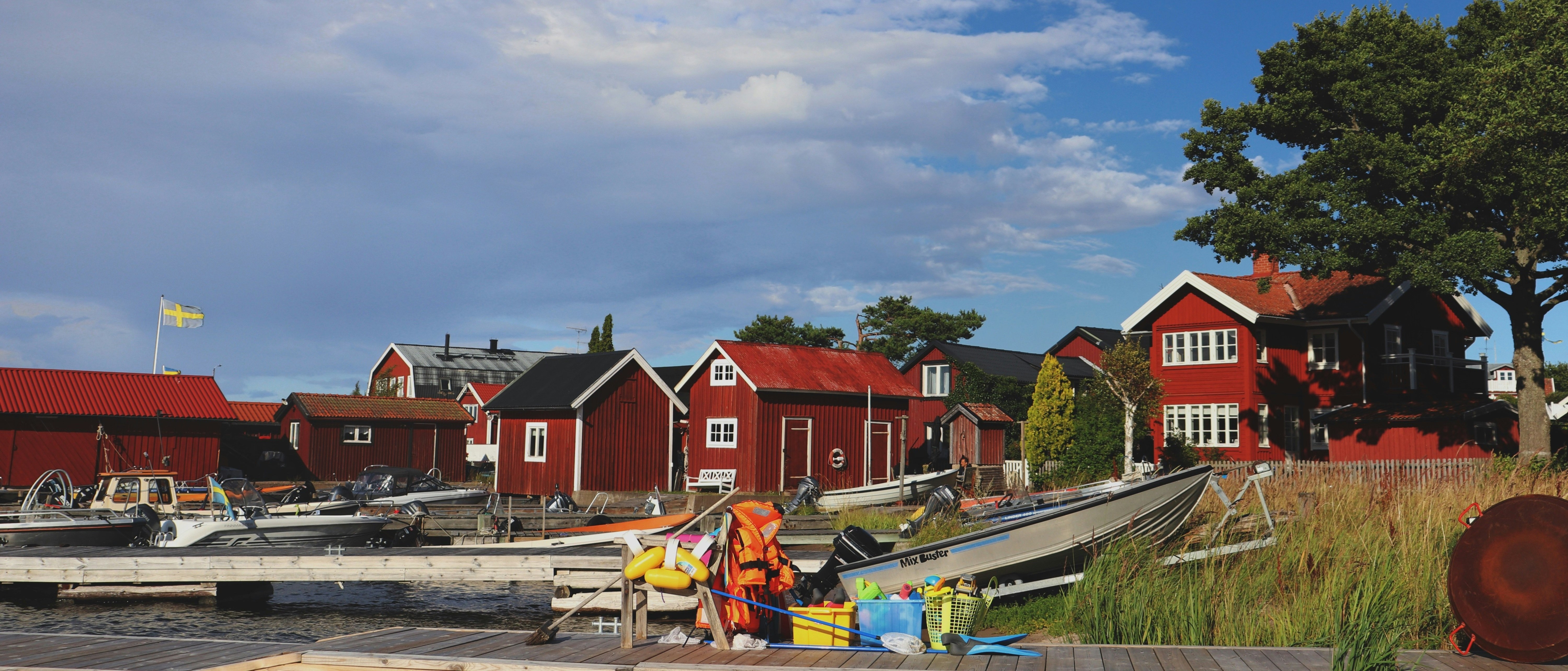 Fiskeläge med röda hus